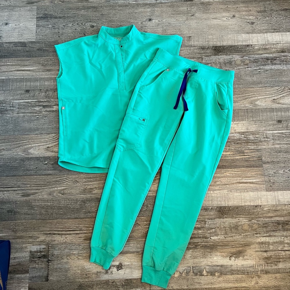 Figs scrubs top and bottom set